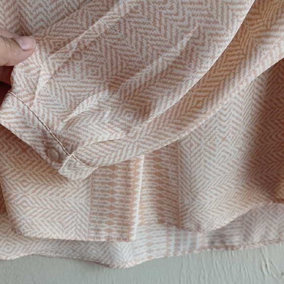 Rose & Olive Pink Relaxed‎ Blouse with Buttoned Sleeves - Picture 6 of 6